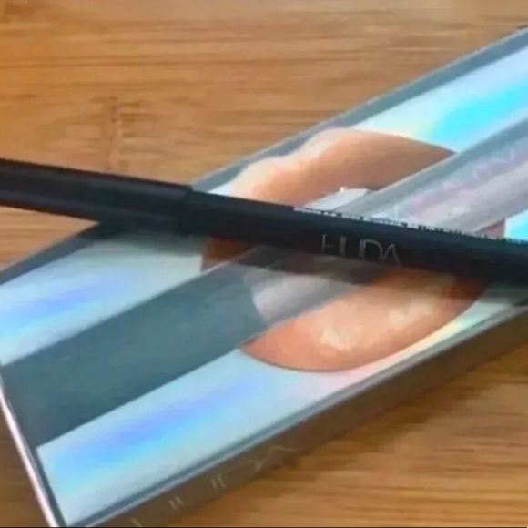 HUDA BEAUTY Other - HudaBeauty Lip Strobe & Lip Contour